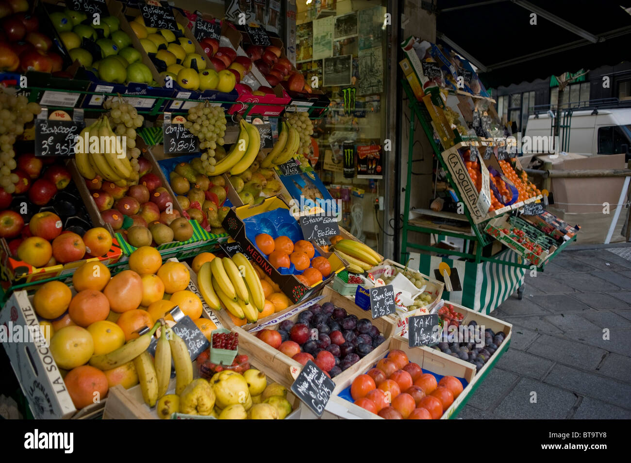 Local grocery store paris Banque de photographies et d'images à haute  résolution - Alamy
