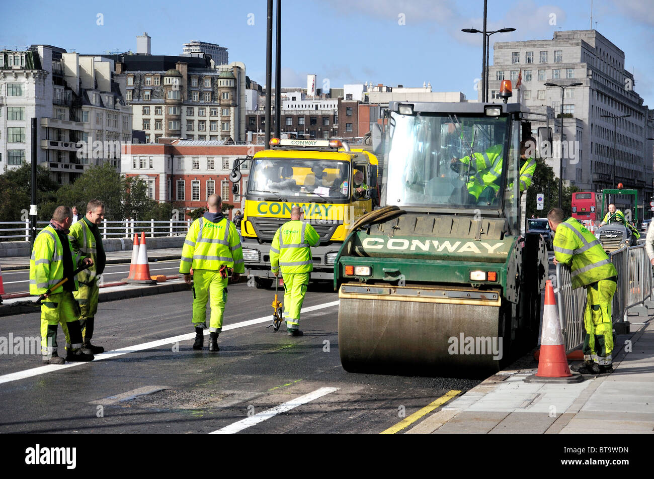 Route de resurfaçage sur Waterloo Bridge, Waterloo, le London Borough of Lambeth, Greater London, Angleterre, Royaume-Uni Banque D'Images