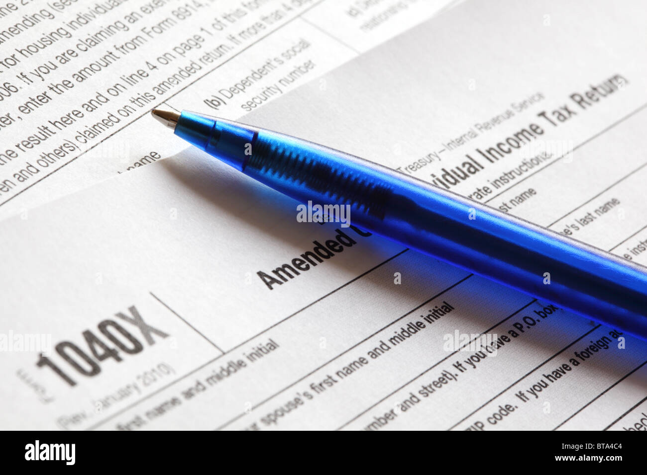 L'impôt sur le revenu aux États-Unis formulaire 1040X et un stylo bleu close-up. Shallow DOF. Banque D'Images