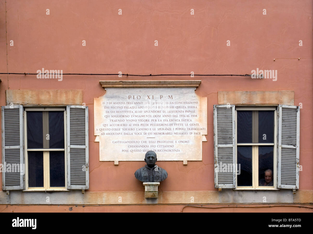 La façade de l'immeuble à Castelgandolfo, avec man looking through window Banque D'Images