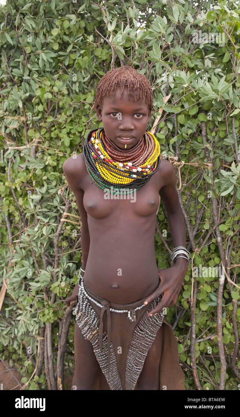 Les Nyangatom (Bumi) fille avec des tas de perles, la vallée de la rivière Omo, en Ethiopie Banque D'Images