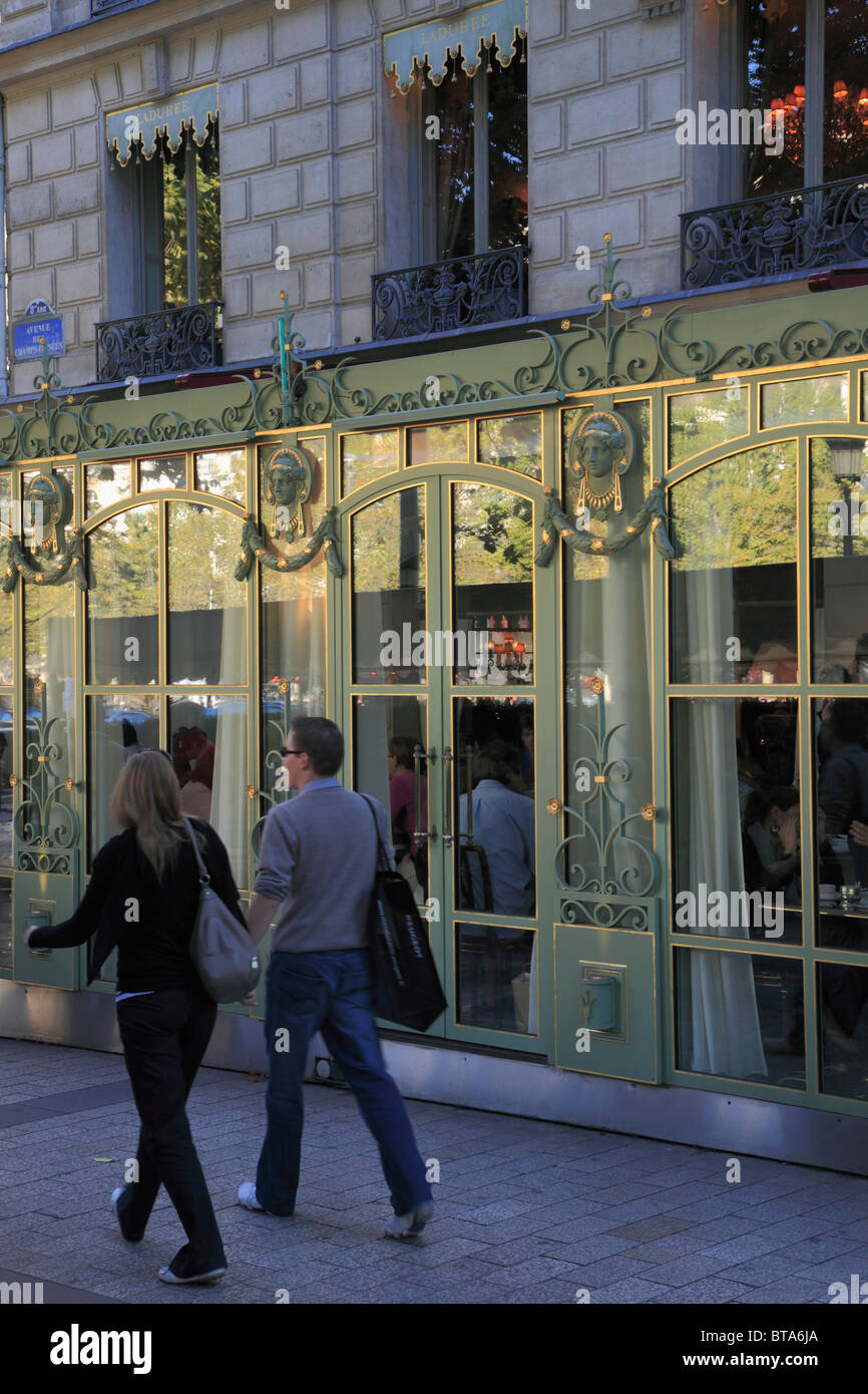 France, Paris, Champs Elysées, Cafe Laduree, personnes, Banque D'Images