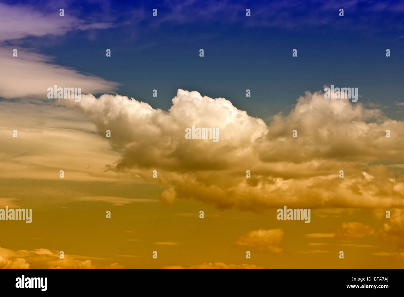 Belle et colorée Ciel et nuages blancs Banque D'Images