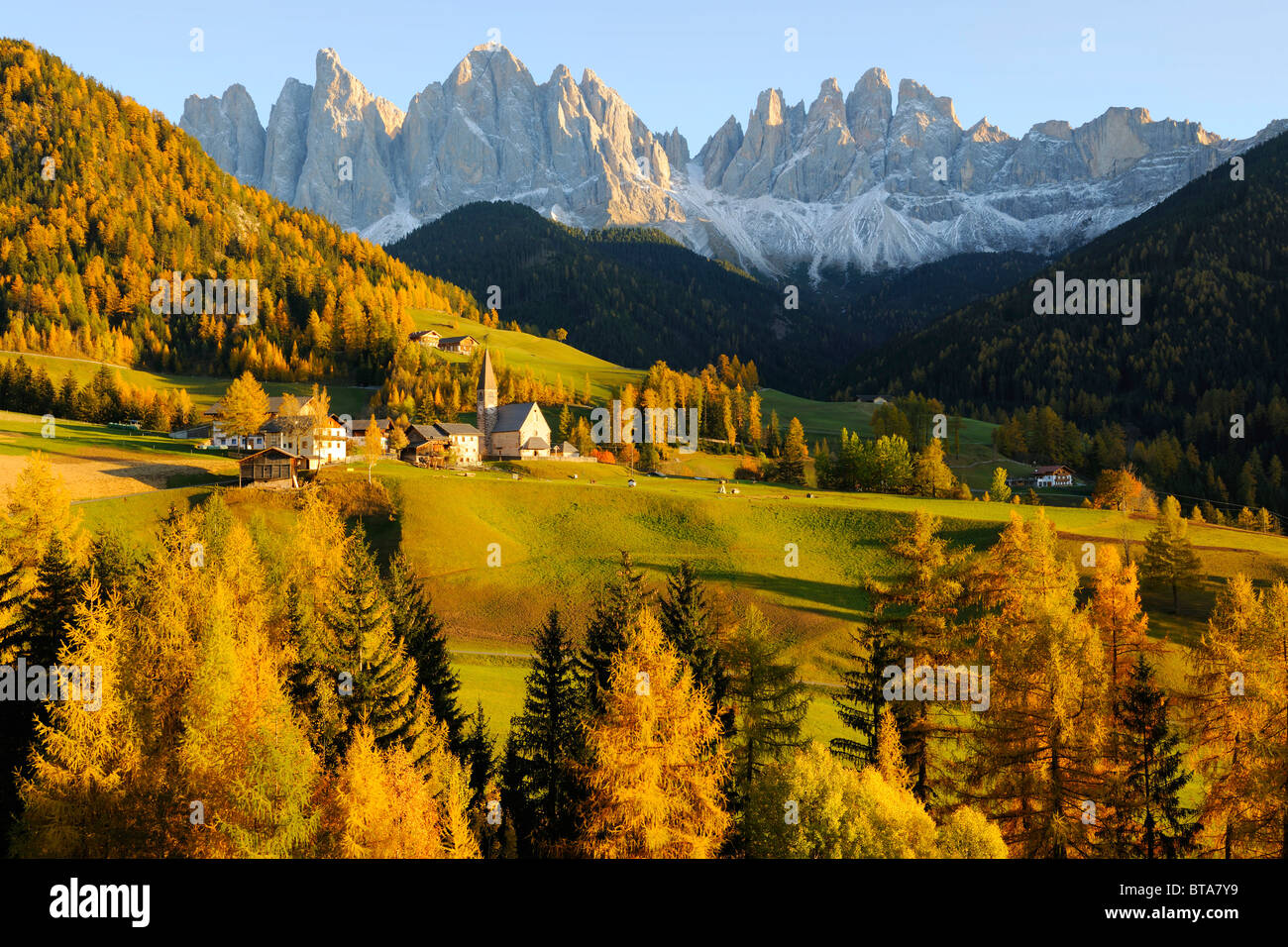 Église Saint Magdalena avec Odle, massif de la vallée Val di Funes, Dolomites, Tyrol du Sud, Italie, Europe Banque D'Images