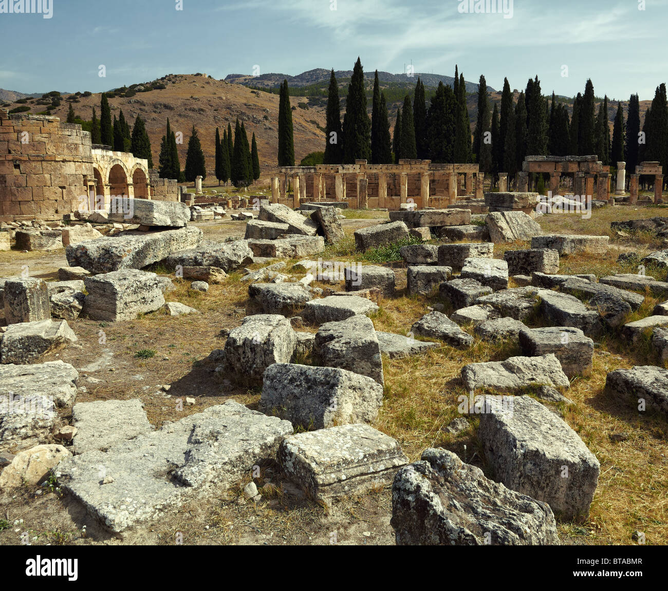 Les ruines de la ville antique d'Hiérapolis Pamukkale sur la colline, la Turquie. Couleurs artistique ajoutée. Banque D'Images
