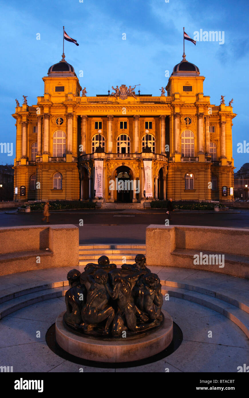 Croatie, Zagreb, Théâtre national croate, statue, Fontaine de Vie Banque D'Images