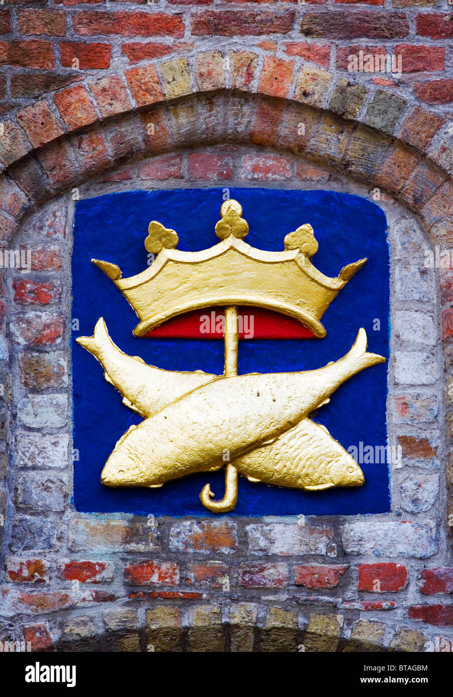 Signe d'or historique, couronne, poissons-crochet et traversé le poisson, Bruges, Belgique, Europe Banque D'Images