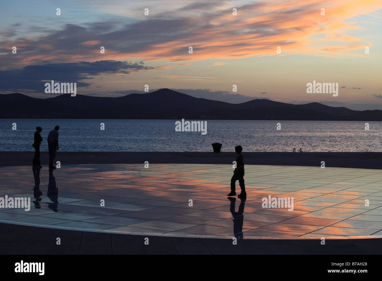 La Croatie, Zadar, coucher du soleil, les gens, le salut au soleil, monument Banque D'Images