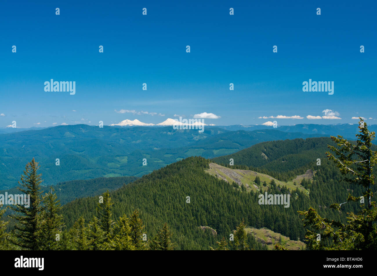 Vue depuis le mont Juin sur proposition de Hardesty désert pour les trois Sœurs et Mount Bachelor ; des cascades, de l'Oregon. Banque D'Images