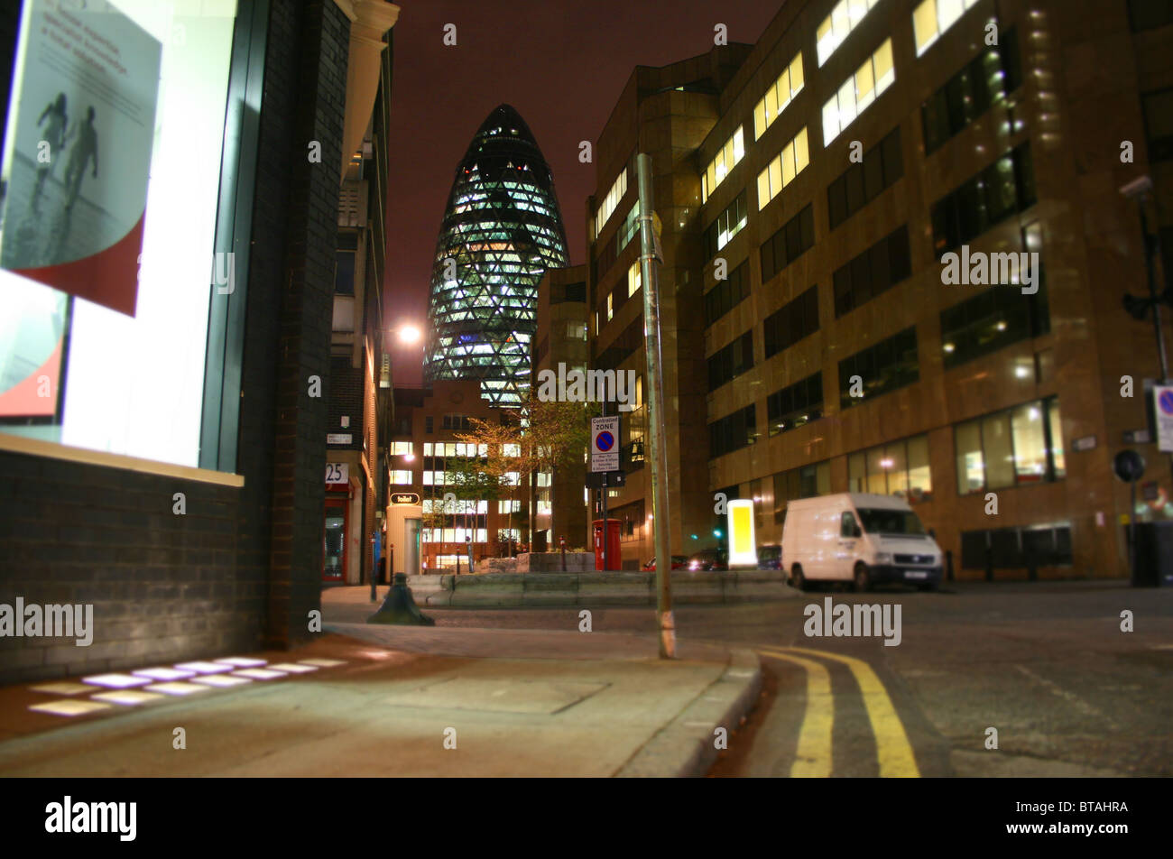 Le Gherkin Building at night (Londres, Angleterre) Banque D'Images