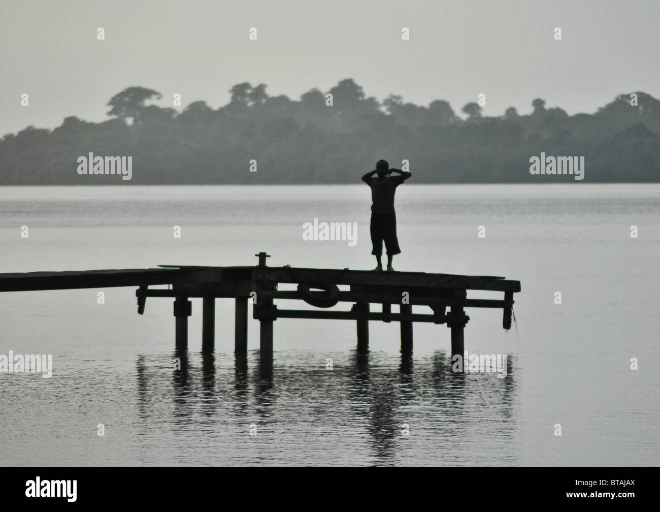 La silhouette du garçon sur un quai, Sassandra, Côte d'Ivoire, Afrique de l'Ouest Banque D'Images