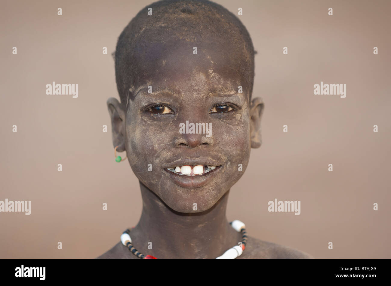 Les Nyangatom (Bumi) garçon, vallée de la rivière Omo, en Ethiopie Banque D'Images