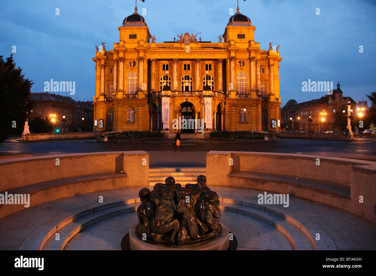 Croatie, Zagreb, Théâtre national croate, statue, Fontaine de Vie Banque D'Images