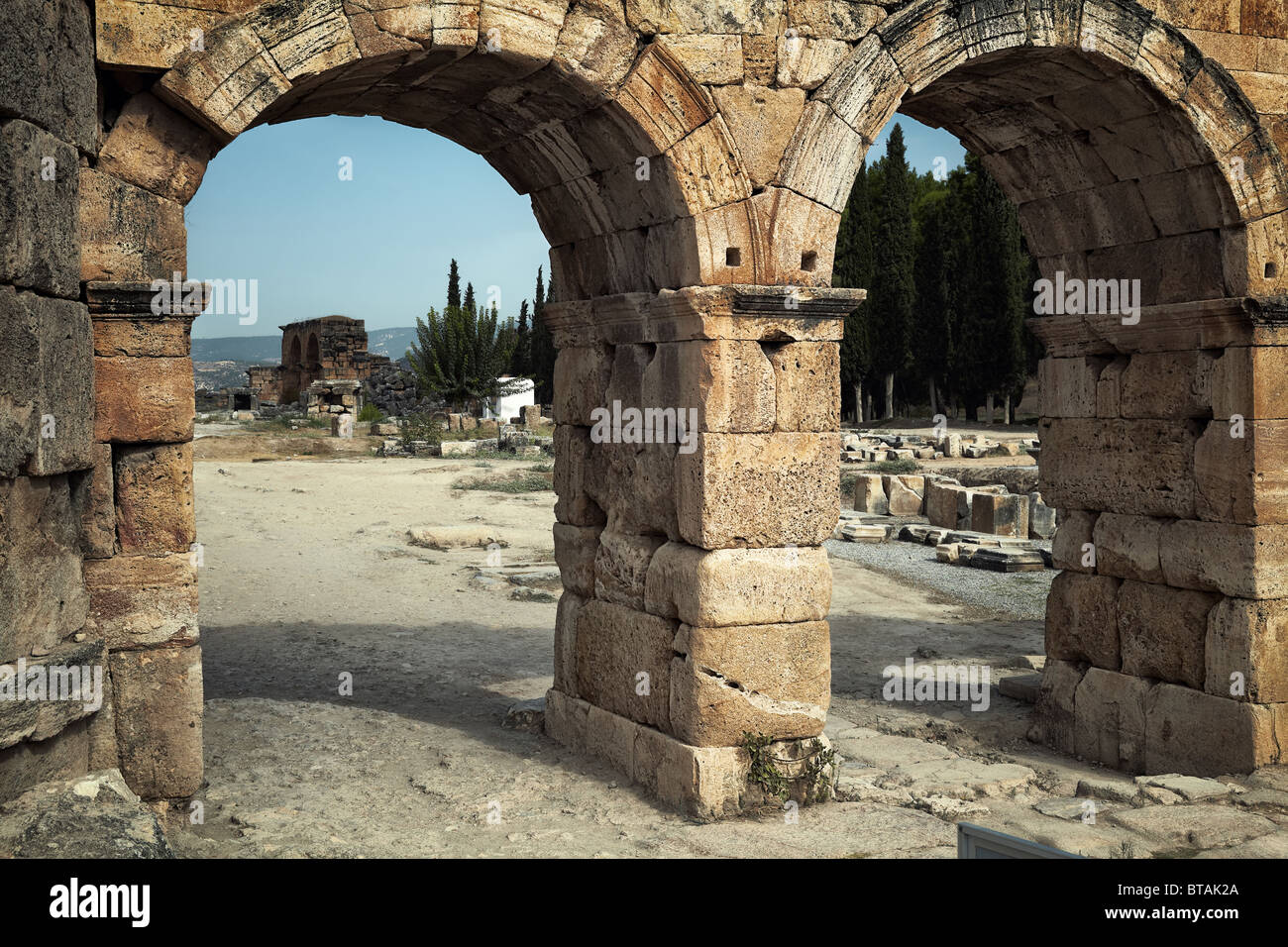 Les ruines de la ville antique d'Hiérapolis Pamukkale sur la colline, la Turquie. Couleurs artistique ajoutée. Banque D'Images