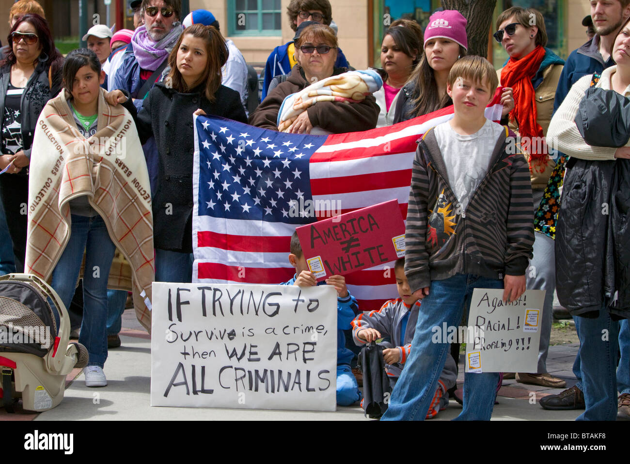 Les gens protestent contre l'immigration illégale la lutte contre le projet de loi du Sénat de l'Arizona 1070 à Boise, Idaho, USA. Banque D'Images