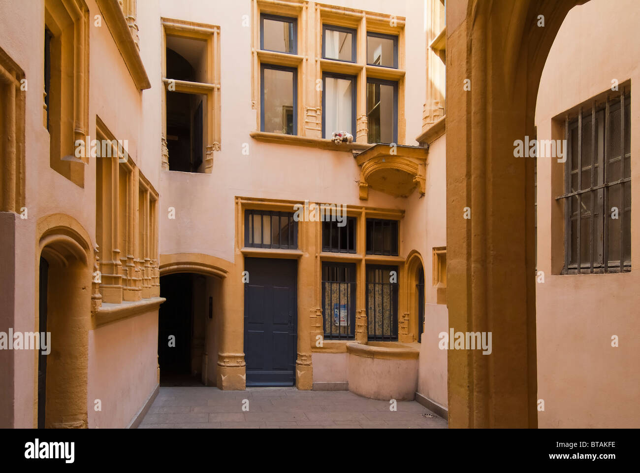 Traboule Hostellerie du Gouvernement, Quartier Saint Jean, Vieux Lyon,  France Photo Stock - Alamy
