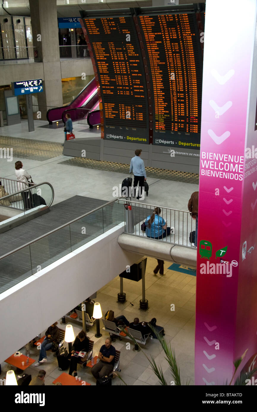 Conseil de départ situé dans l'aéroport de Paris-Charles de Gaulle, Paris, France. Banque D'Images