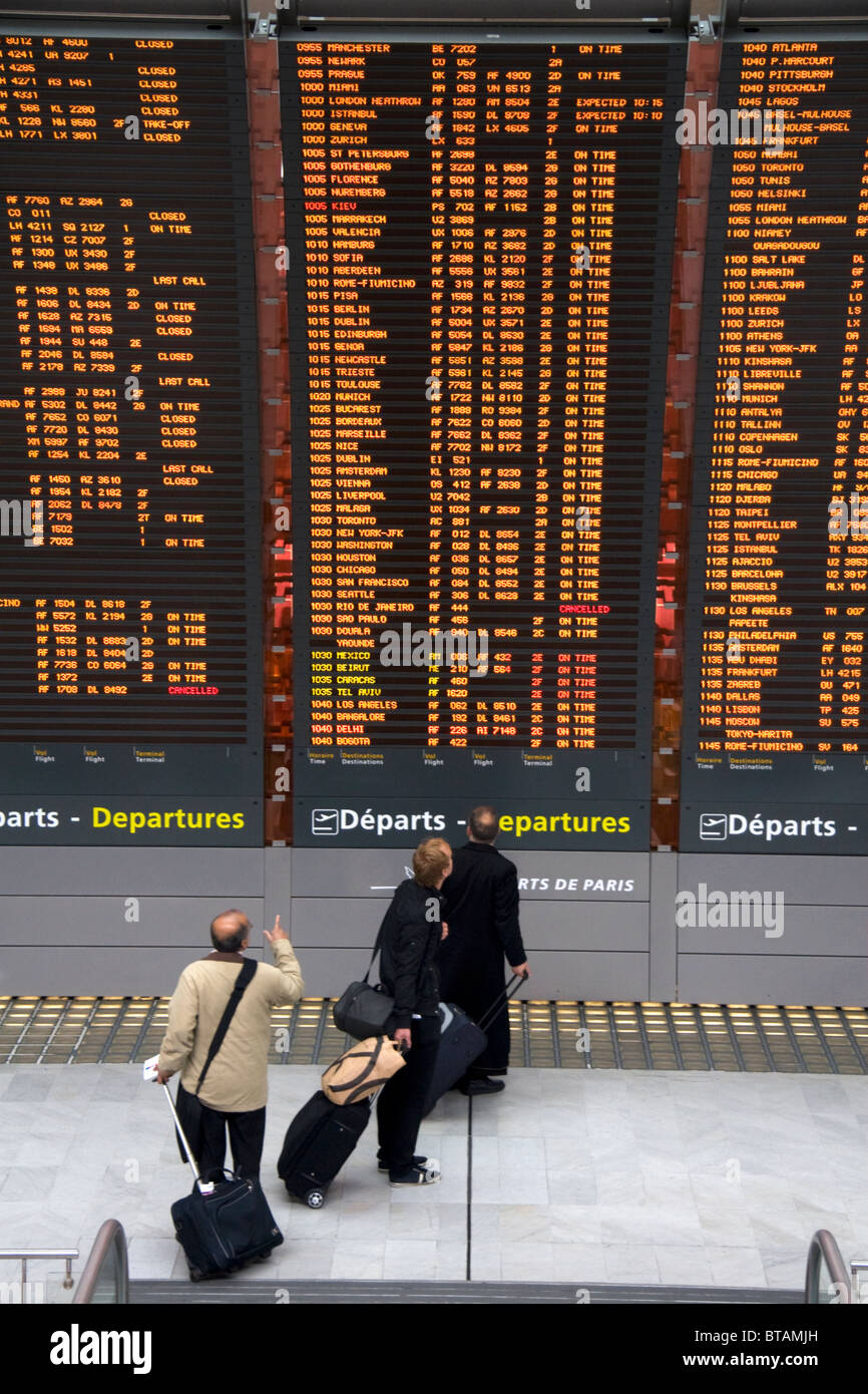 Conseil de départ situé dans l'aéroport de Paris-Charles de Gaulle, Paris, France. Banque D'Images