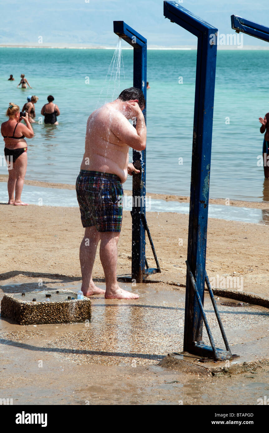 Lavage le sel après le bain dans la mer Morte Israël Banque D'Images