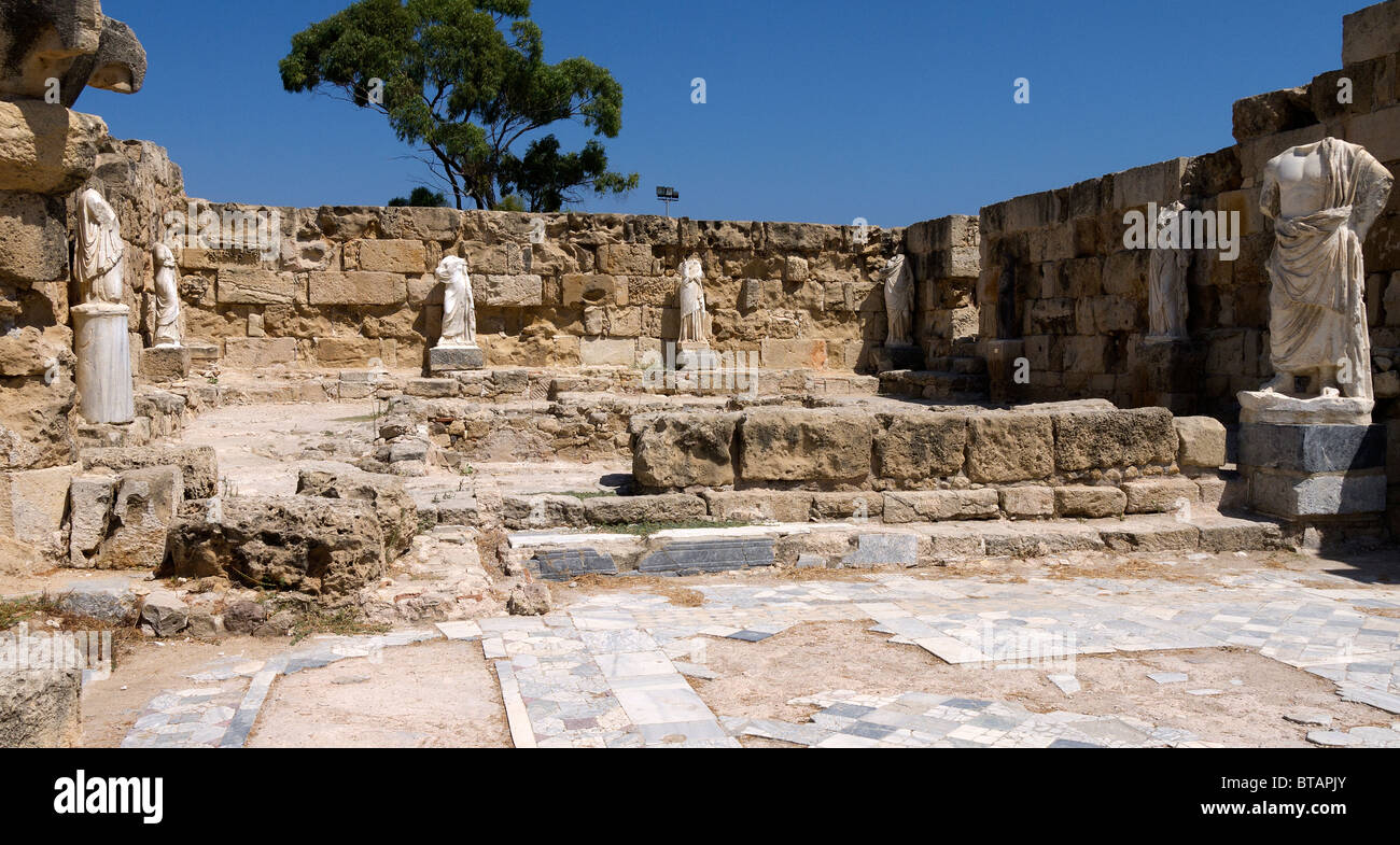 Statues sans tête parmi les vestiges romains à Salamine, Famagusta, la République turque de Chypre du Nord Banque D'Images