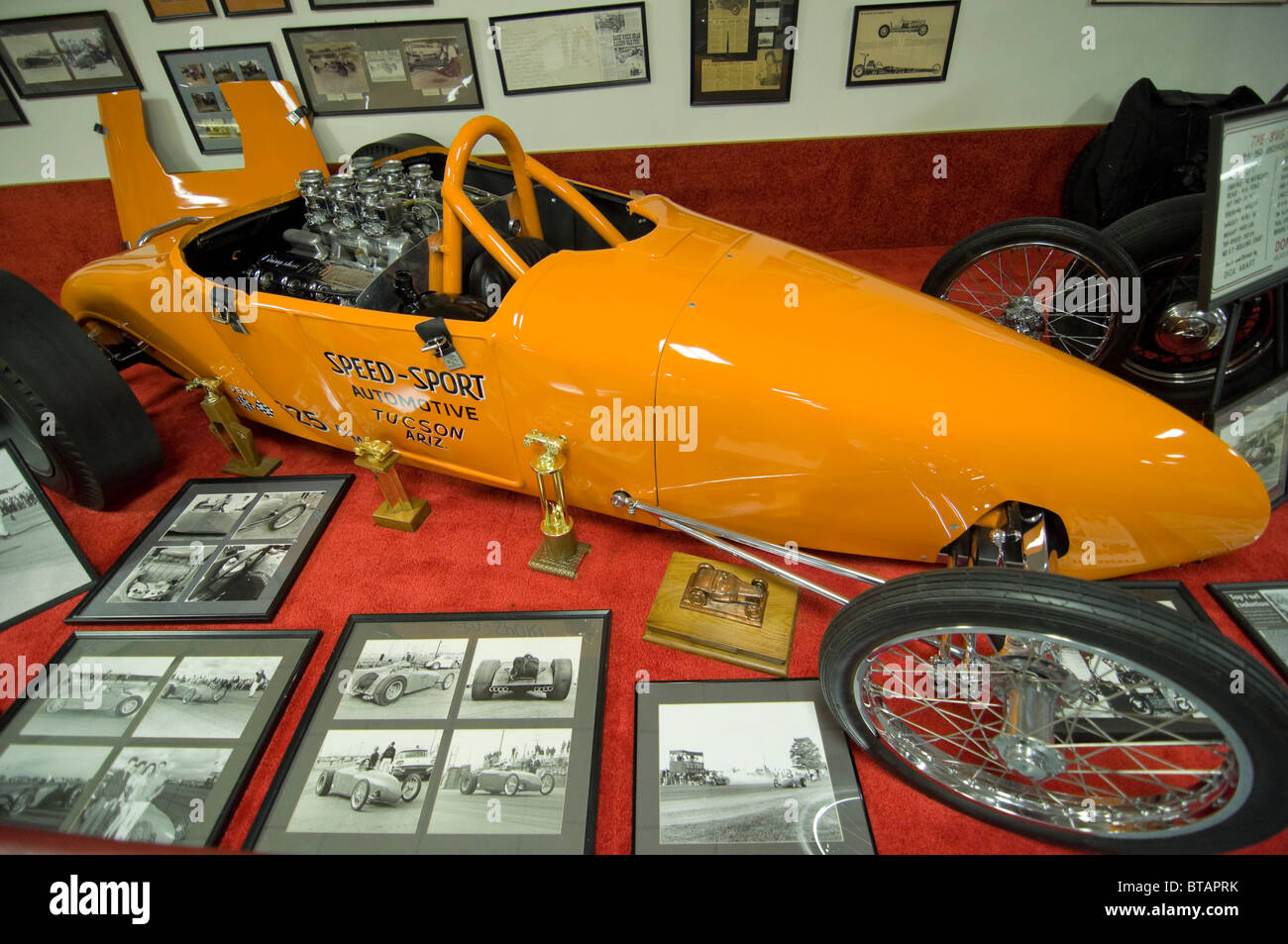 Don Garlits Museum of Drag Racing Ocala en Floride 'vieux' bruyant moteur arrière 1957 roadster conduit par 'Red' Greth & Lyle Fisher Banque D'Images