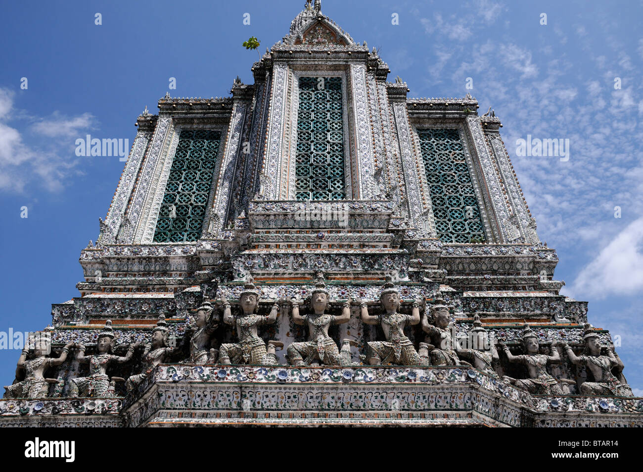 Wat Arun Temple de l'aube Bangkok Thaïlande Wat Arun temple bouddhiste Mondop démon Mandapa Banque D'Images