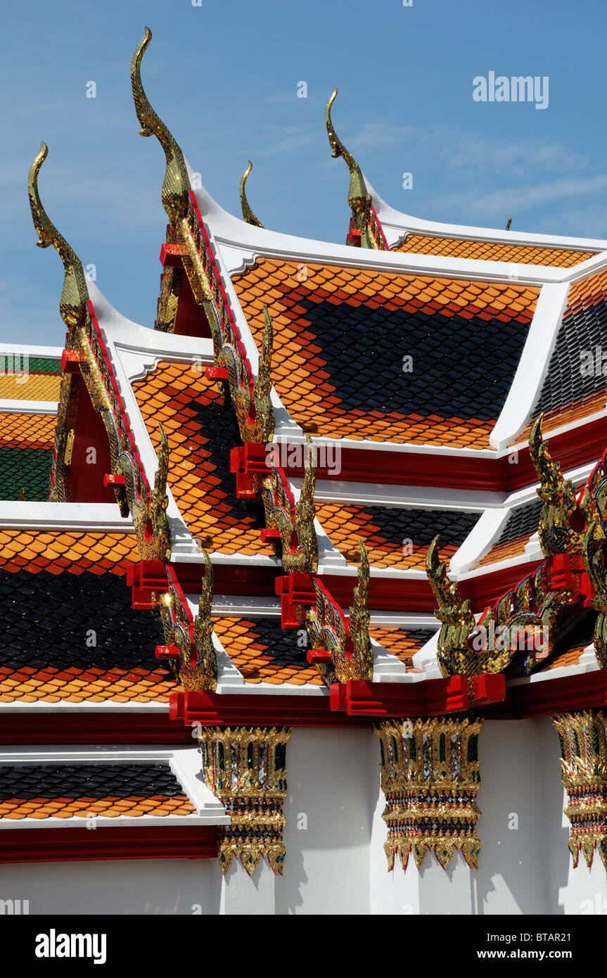 Wat Pho temple du Bouddha couché de Wat Phra Chetuphon Bangkok Thaïlande ornements colorés de toit Banque D'Images