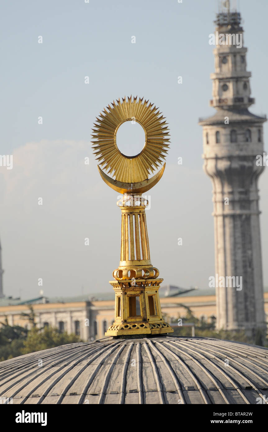 Croissant et l'étoile sur le dessus de la mosquée turque à Istanbul, Turquie Banque D'Images