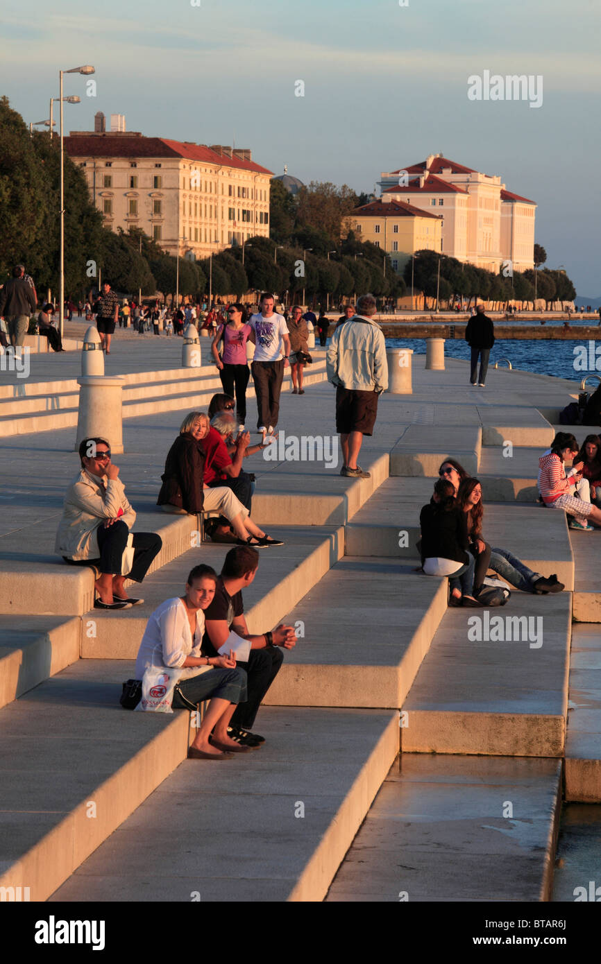La Croatie, Zadar, l'orgue de la mer, gens, promenade en bord de mer, Banque D'Images