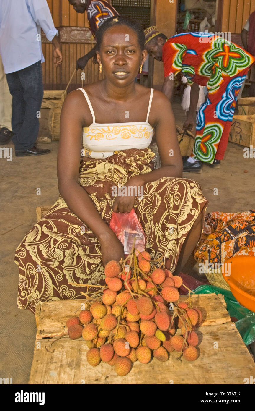Afrique Madagascar Nosy Be femme en vente marché litchis Banque D'Images