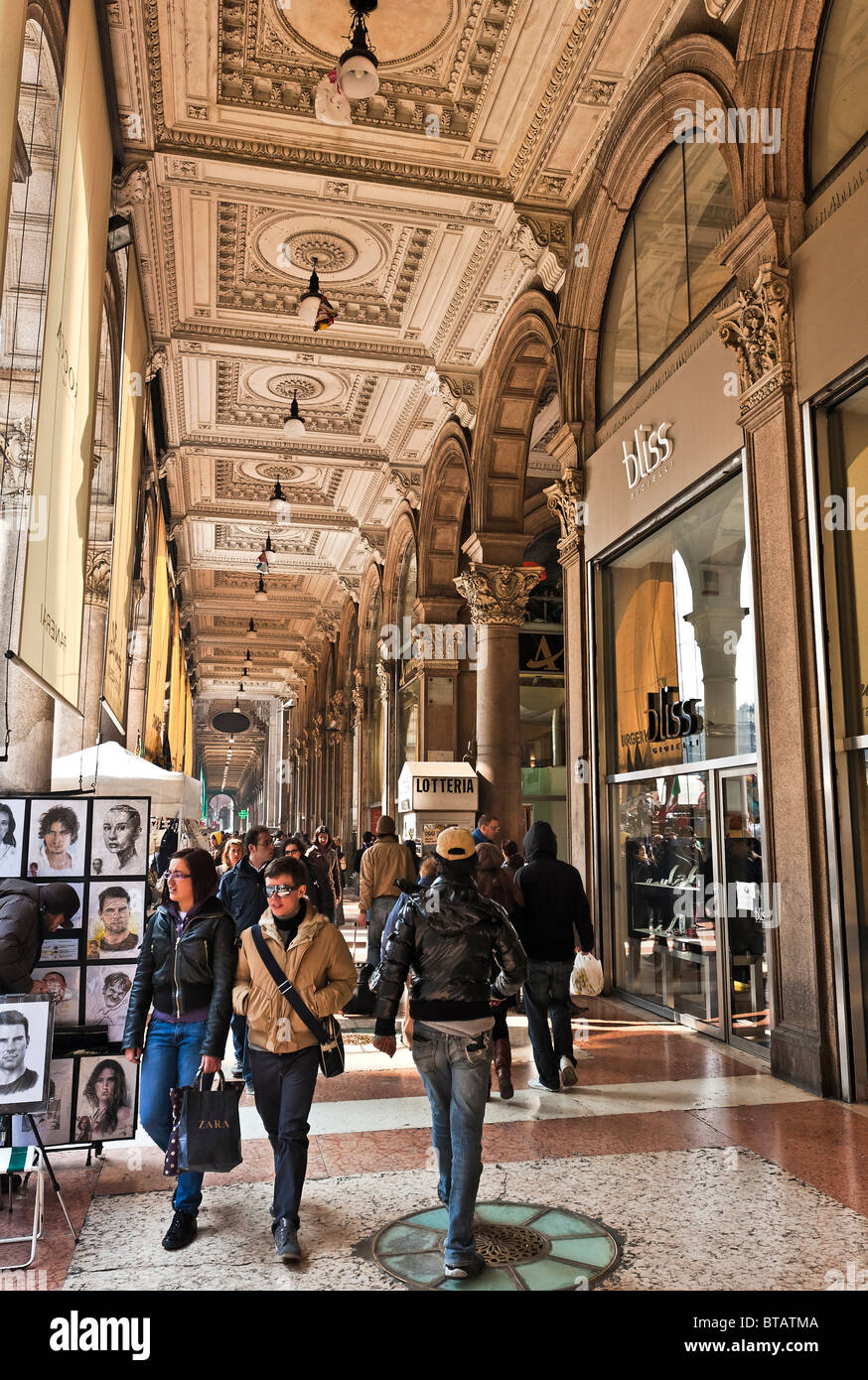 Les gens qui marchent dans la galerie Vittorio Emanuele à la Galleria Milan Milano Italie Italia un quartier chic et élégant quartier commerçant. Banque D'Images