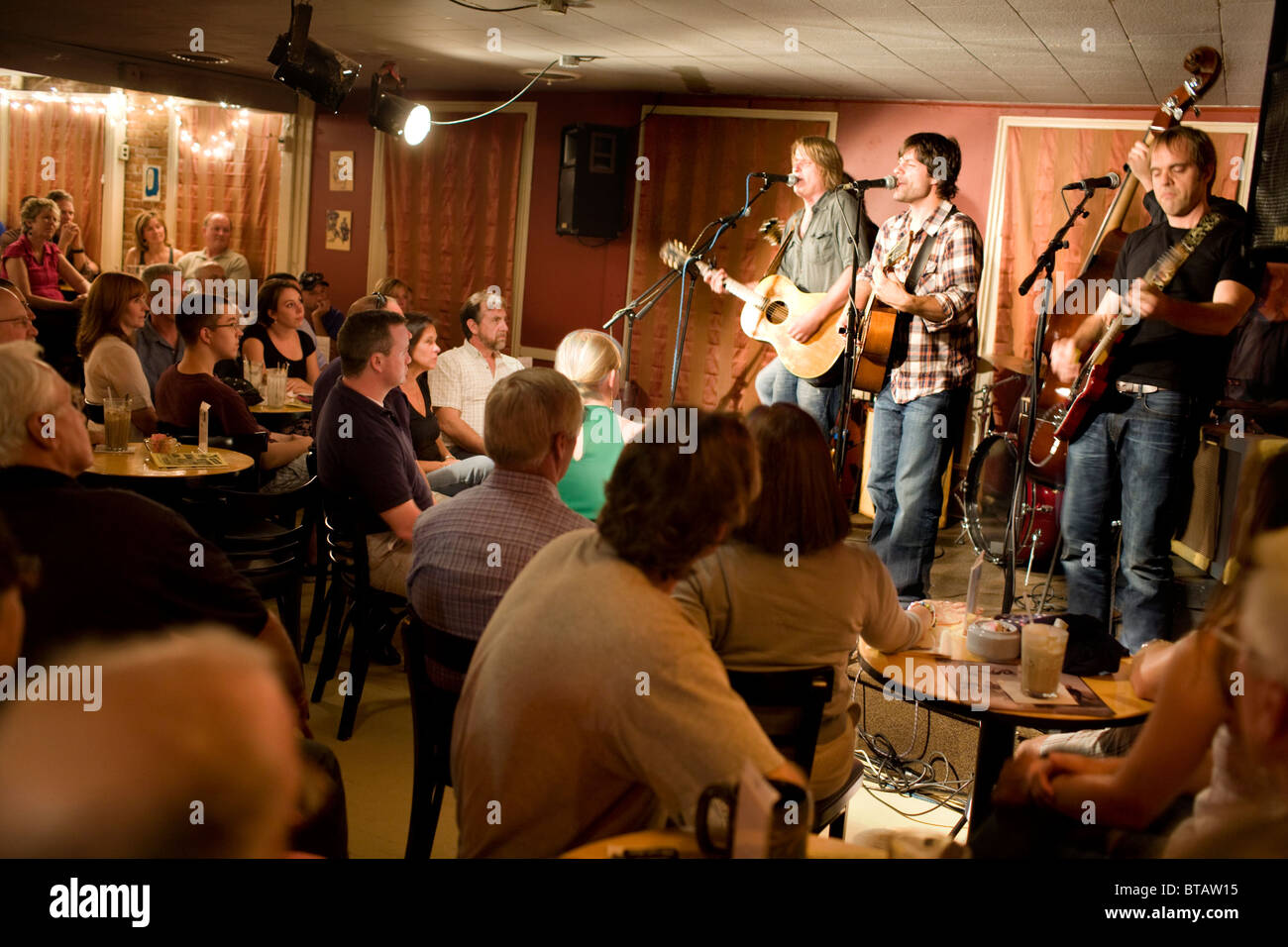 Un groupe de country alt joue dans l'intime Caffe Lena, Saratoga Springs, New York Banque D'Images