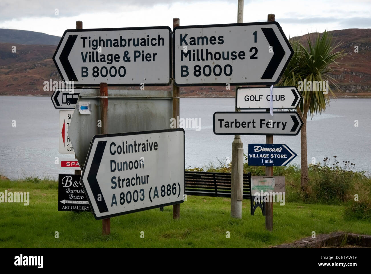 Route en direction de multiples signes carrefour Rue Principale Shore Road West Tighnabruaich Argyll Cowal Ecosse UK United Kingdom Banque D'Images