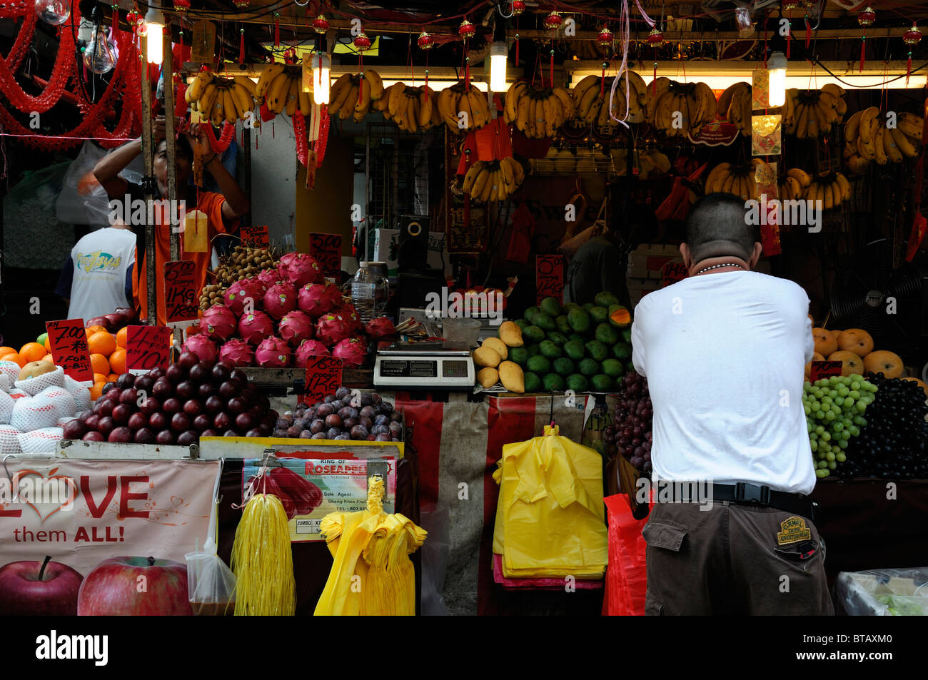 Fruit en vente sur un étal en plein air alimentation saine Petaling street marché chinois Asie Malaisie Kuala lumper Banque D'Images