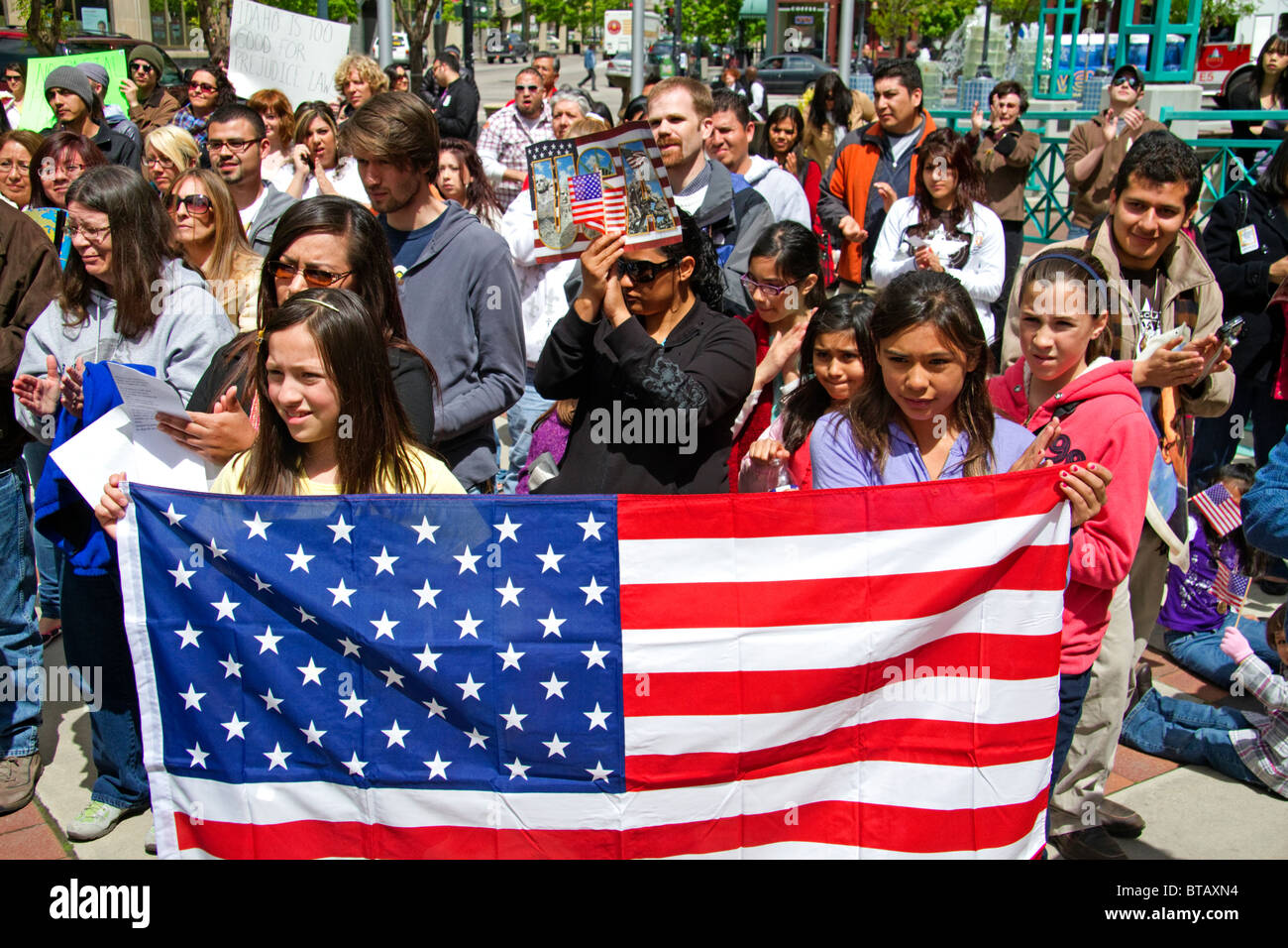 Les gens protestent contre l'immigration illégale la lutte contre le projet de loi du Sénat de l'Arizona 1070 à Boise, Idaho, USA. Banque D'Images