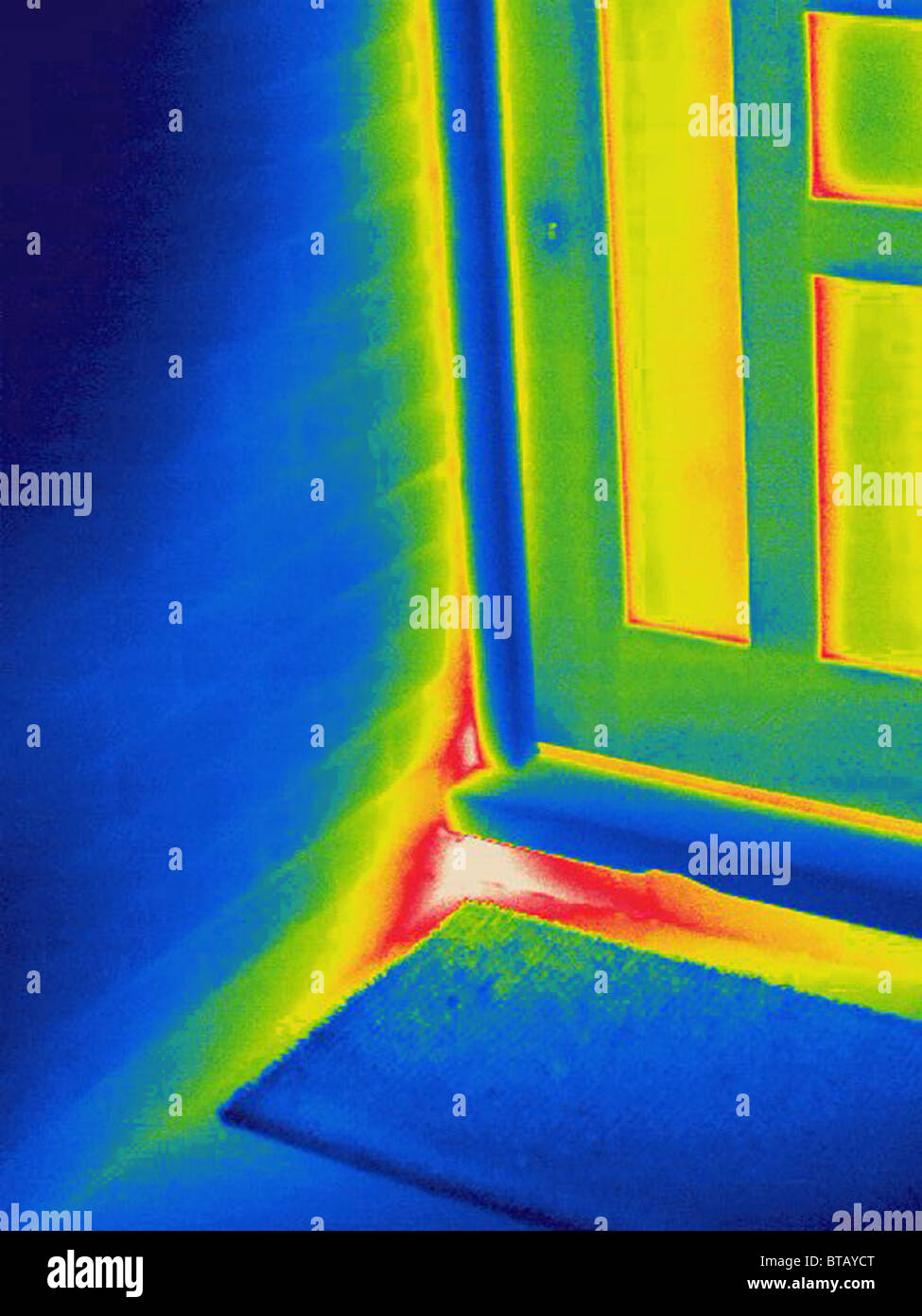 Image thermique d'une fuite de chaleur à travers la paroi sous porte Banque D'Images