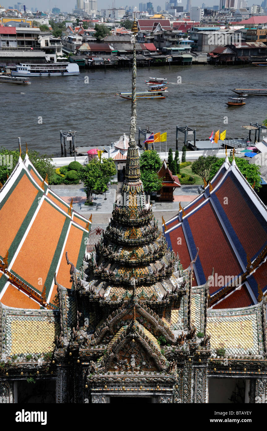 Wat Arun Temple de l'aube Bangkok Thaïlande toit ornements art décoration mondop Banque D'Images