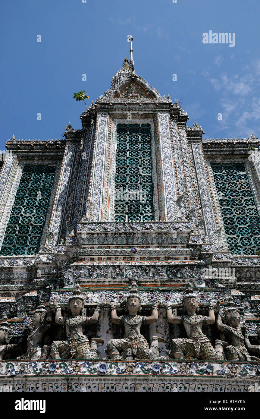 Wat Arun Temple de l'aube Bangkok Thaïlande Mondop Mandapa soutenu par des statues de démons Banque D'Images