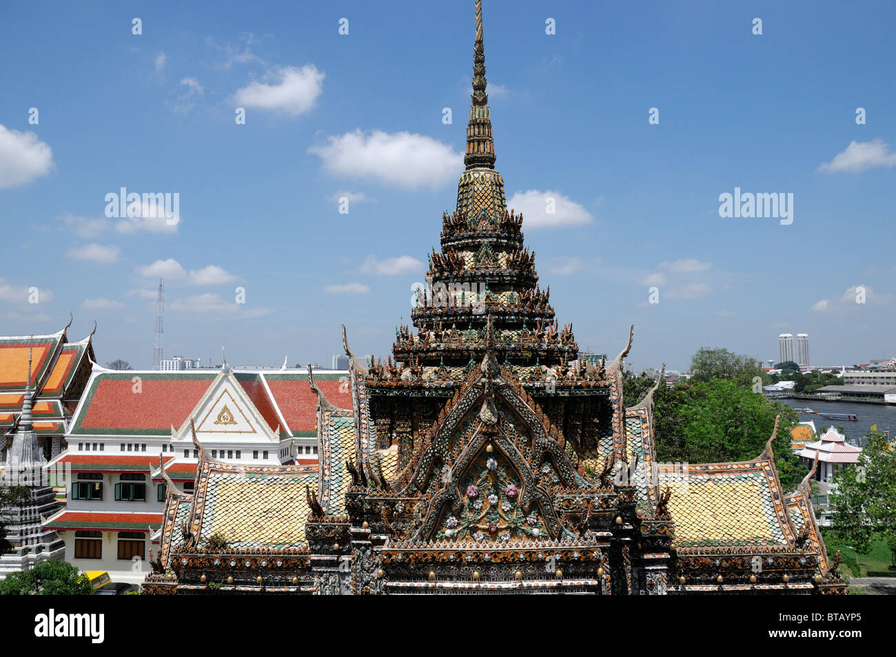 Wat Arun Temple de l'aube Bangkok Thaïlande décoration toit orné mondop Banque D'Images