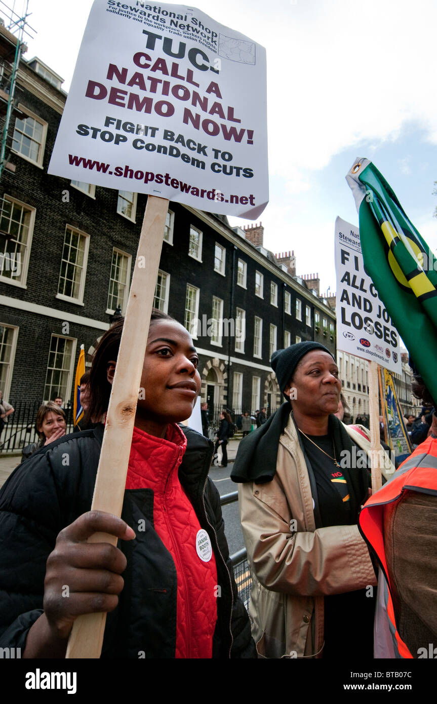Les syndicats du secteur public mars à Londres le 23 octobre 2010 pour protester contre les coupures et les pertes d'emploi Banque D'Images