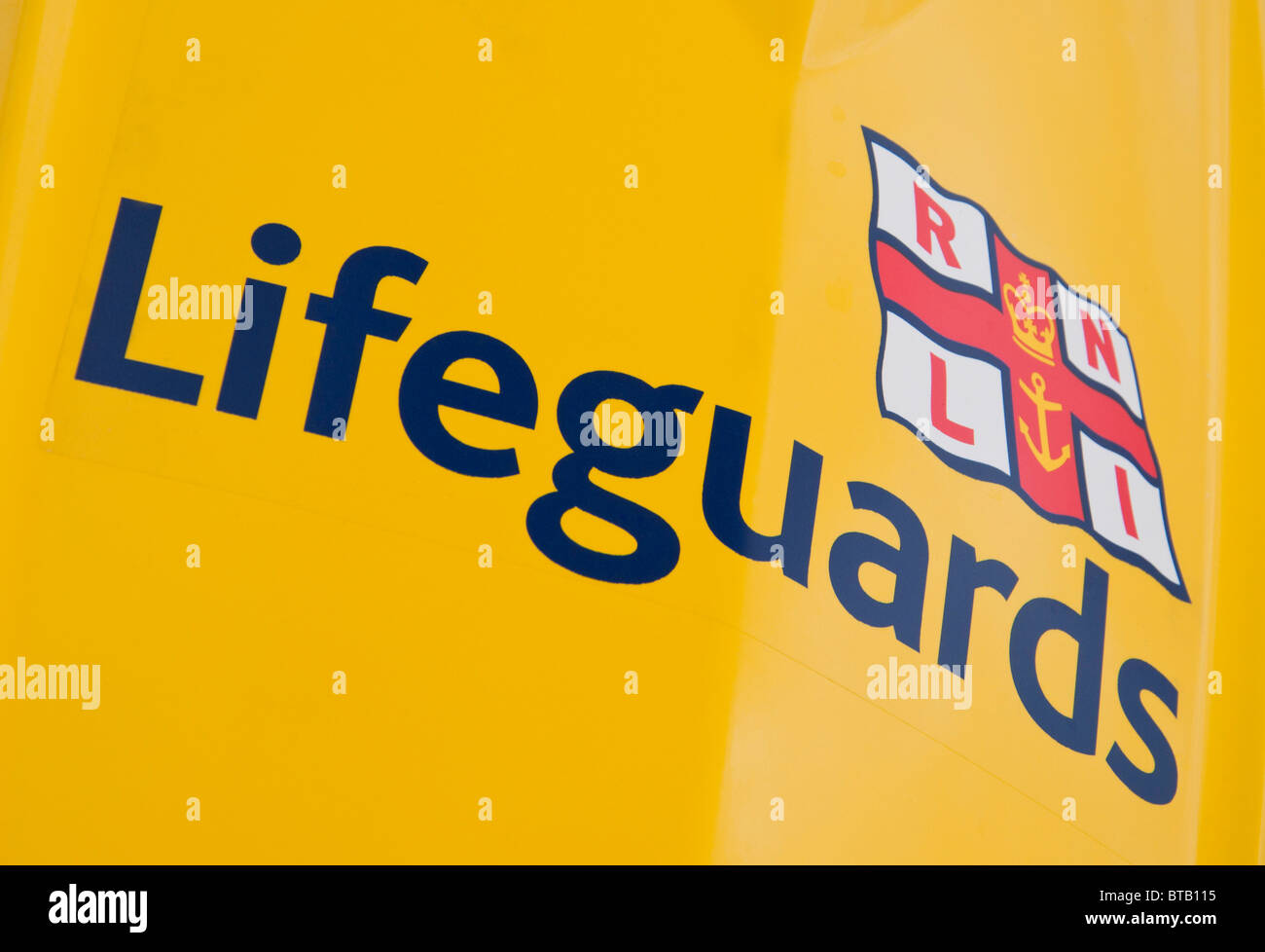 Close up logo et texte de la RNLI sauveteurs sur un jetski. Banque D'Images