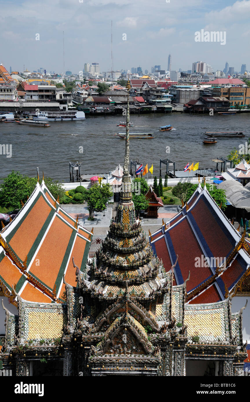 Wat Arun Temple de l'aube Bangkok Thaïlande toit ornements art décoration mondop Banque D'Images