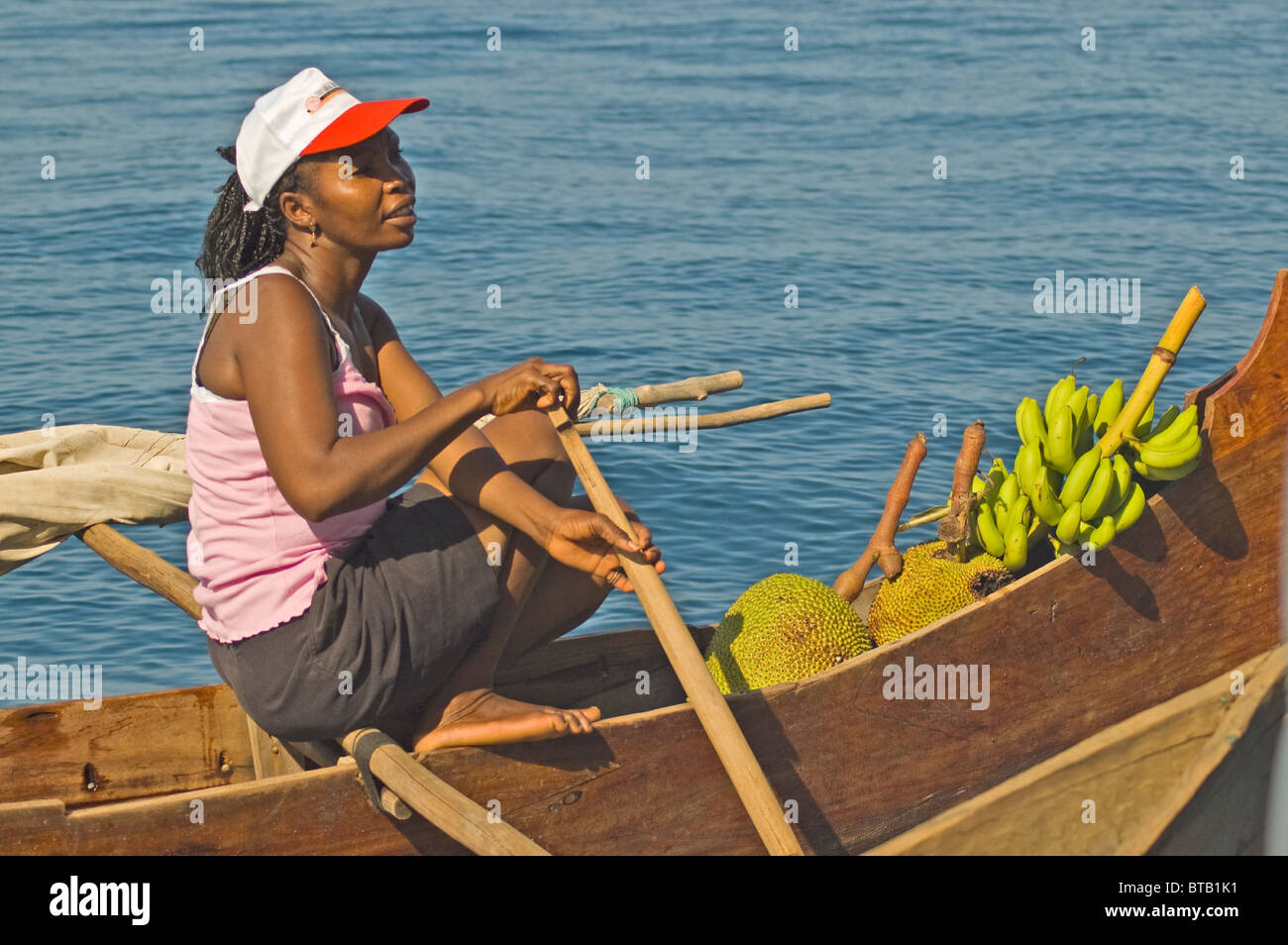 Afrique Madagascar Nosy Be young woman in canoe Banque D'Images