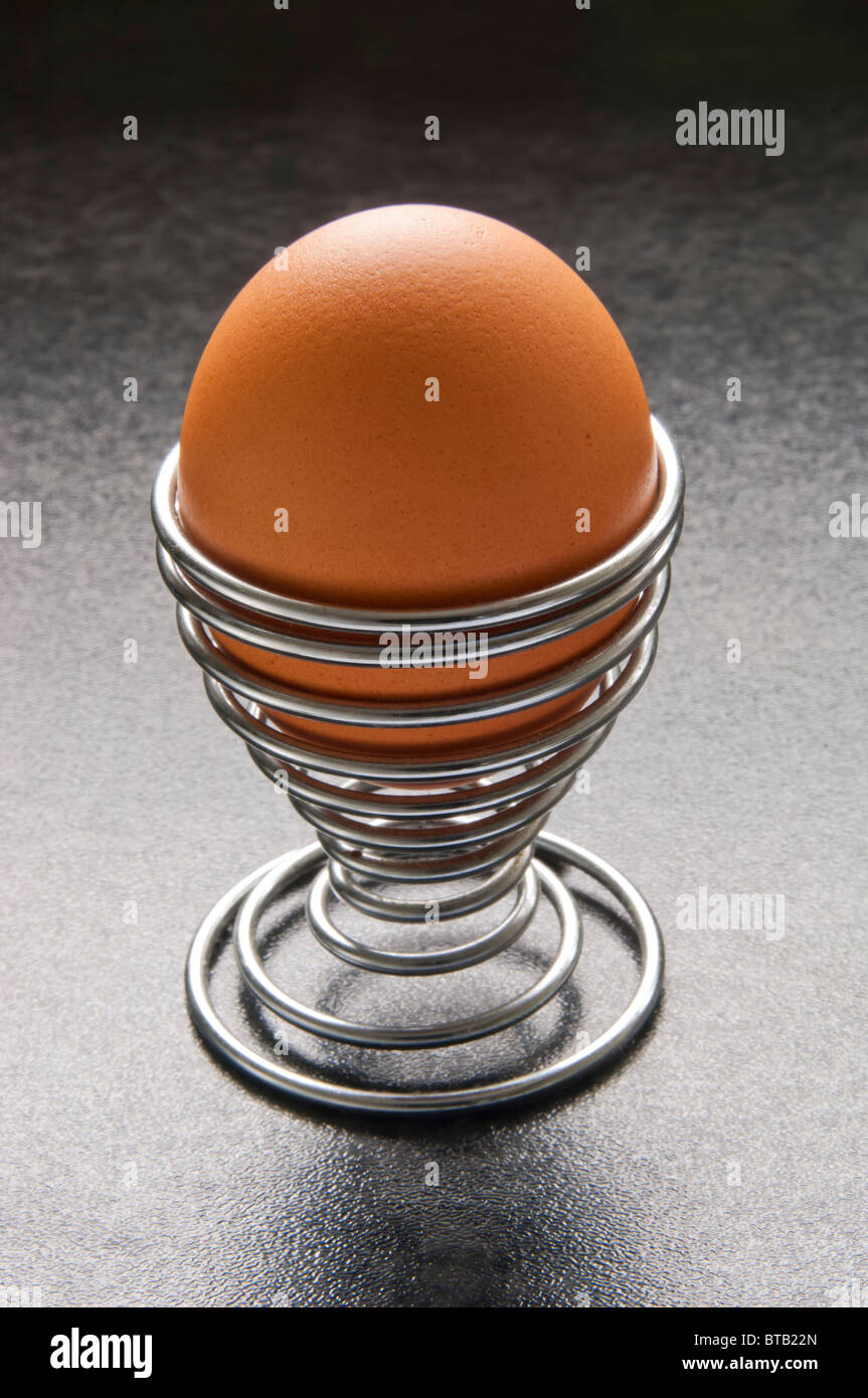 Oeufs en spirale moderne metal egg cup sur banc haut Banque D'Images