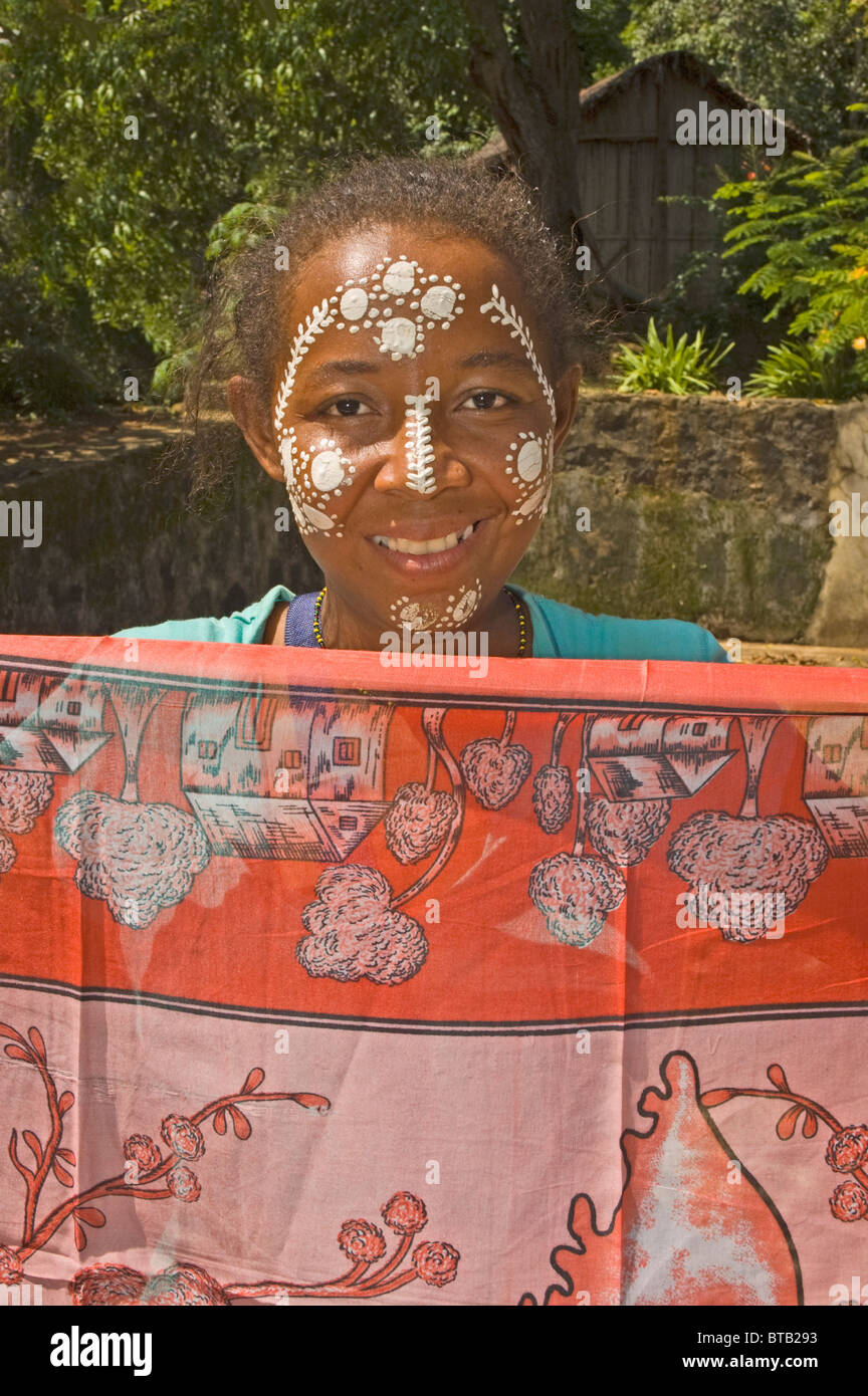 Nosy Be Madagascar Afrique jeune fille avec visage décoré vente de vêtements Banque D'Images