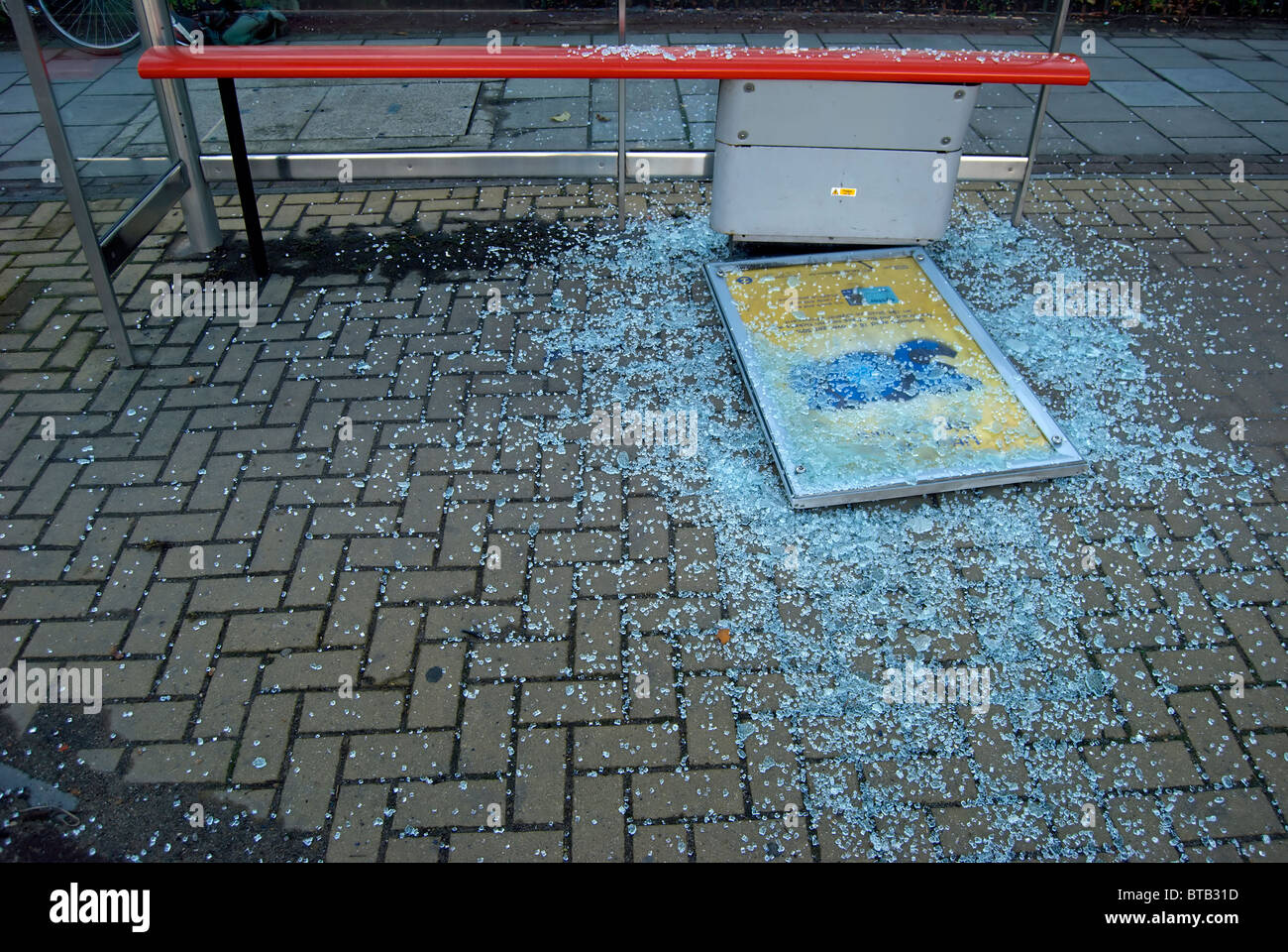 La abri bus avec du verre brisé Banque D'Images
