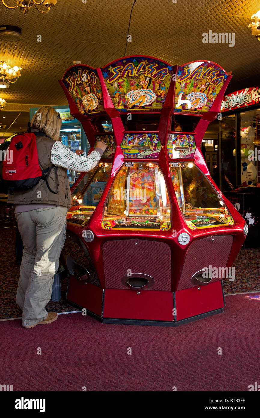 Une jeune femme le jeu sur un jeu d'arcade, Blackpool, England, UK Banque D'Images