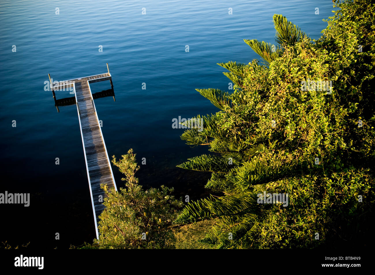 Jetée en bois / jetty s'étend dans un océan idyllique Banque D'Images