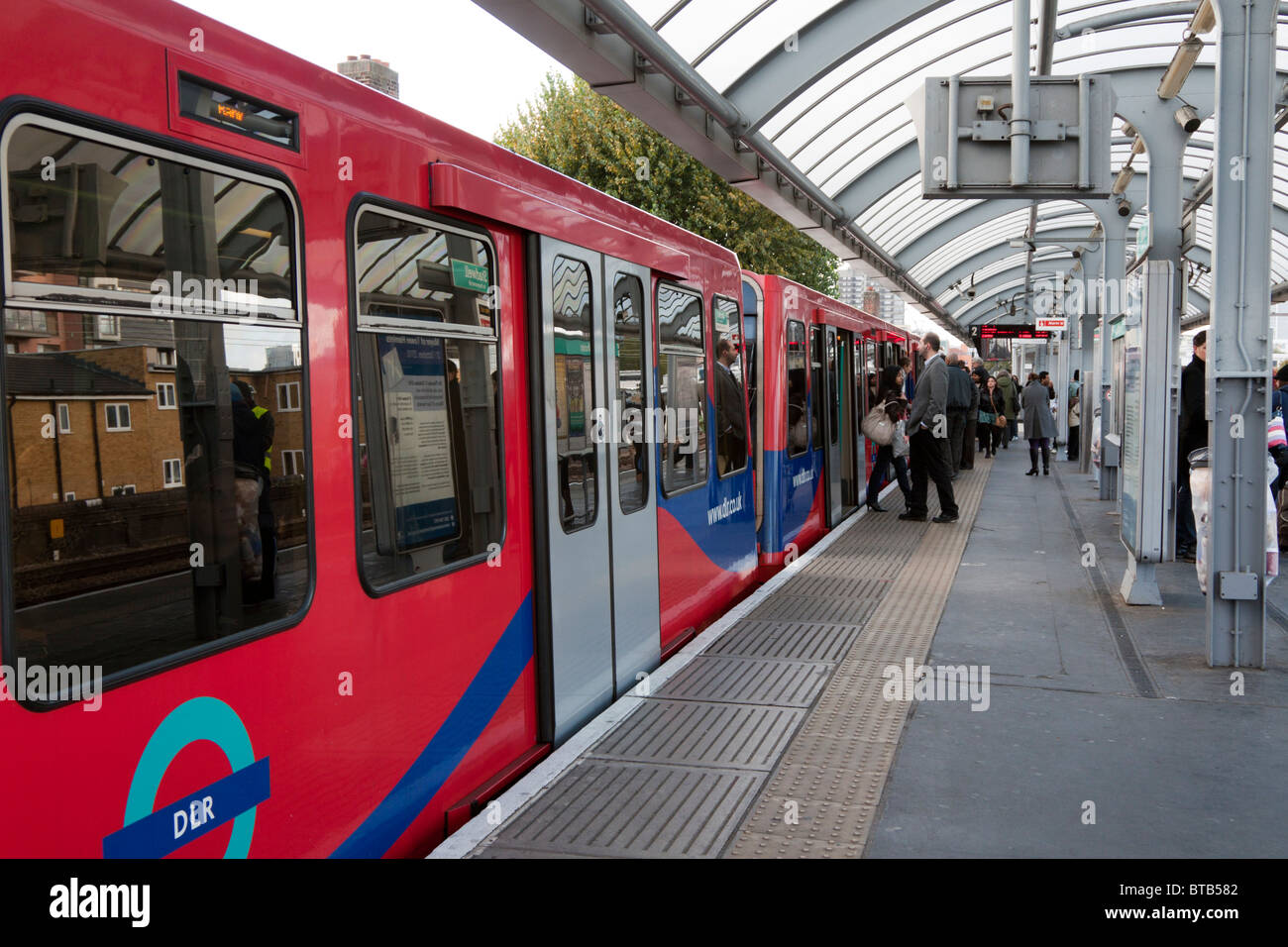 - DLR (Docklands Light Railway Station Shadwell - - Londres Banque D'Images