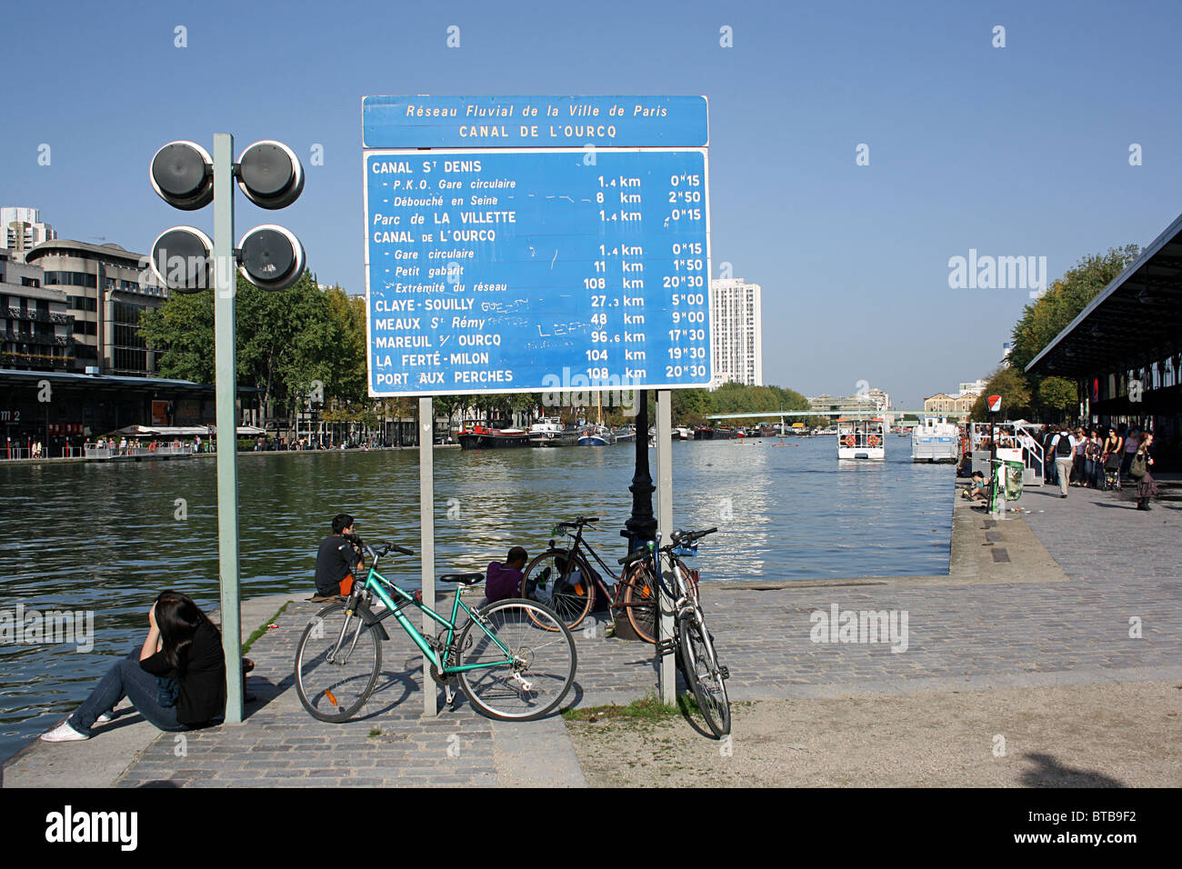 Paris, ilepost "canal" au Bassin de la Villette Banque D'Images